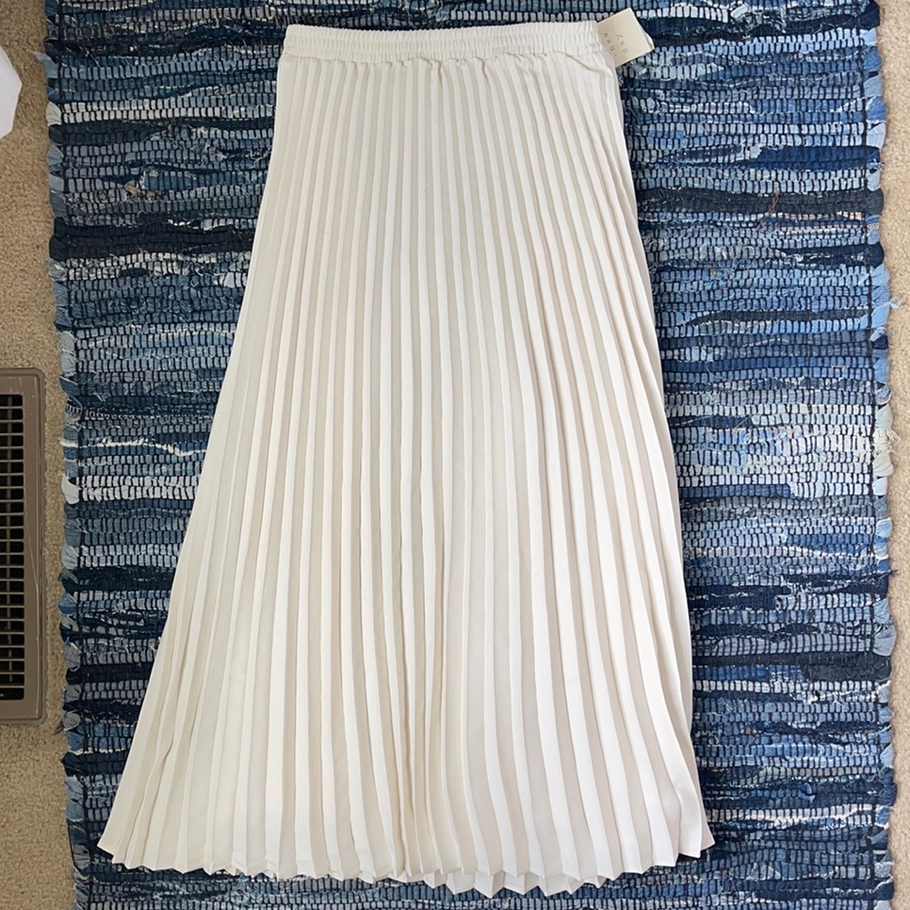 Target Pleated cream midi skirt‼️